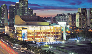 ▲그랜드피아노 형상을 한 대구 오페라하우스. 1996년 삼성그룹이 제일모직 터에 건립해 대구시에 기부한 건물로 단일 공연장으로서는 국내 최초의 오페라하우스다.