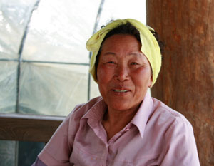 개울 건너 문경땅에 오미자 농사를 짓고 있는 단양군 방곡주민 오정숙(70) 씨.