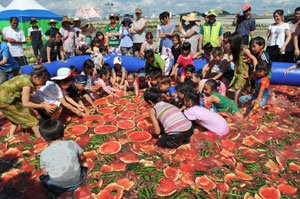 영주시 서천둔치 일원에서 개최된 2012 영주 수박 페스티벌을 찾은 관광객들이 축제를 즐기고 있다. 영주시 제공