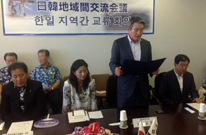 정기 페리 개설 협의차 일본 마이즈루시를 방문한 박승호 포항시장과 다타미 료조 마이즈루 시장 등이 