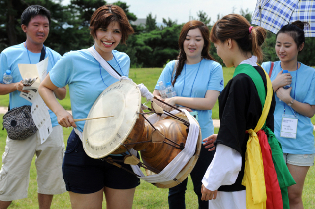 2012 대구국제대학생축제에 참가한 외국인 대학생들이 8일 대구가톨릭대에서 사물놀이를 배우고 있다.