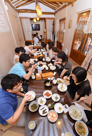 젊은이들의 습격이 시작됐다. 젊은 세대의 직장인들로 점심시간마다 붐비는 계산성당 인근의 