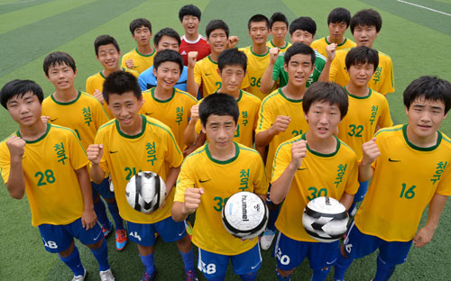런던올림픽 축구 3,4위전 승리의 주역이 된 대구 청구고 출신 박주영 선수의 축구부 후배들이 12일 박주영 선수의 뒤를 잇겠다며 파이팅을 외치고 있다. 성일권기자 sungig@msnet.co.kr