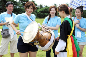 ▲2012 대구국제대학생축제에 참가한 외국인 대학생들이 8일 대구가톨릭대에서 사물놀이를 배우고 있다.