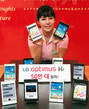 5인치 이상의 대형화면 스마트폰의 인기가 높아지고 있다. 사진은 최근 50만 대 누적판매를 돌파한 LG전자의 옵티머스 뷰. LG전자 제공