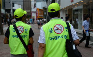 10일 오후 대구 중구 동성로 금연거리에서 중구청 단속반원이 흡연 단속을 벌이고 있다. 우태욱 기자 woo@msnet.co.kr