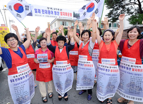 13일 오후 대구 수성구 중동맛길 독도사랑 모임회 음식점 주인과 종업원들이 