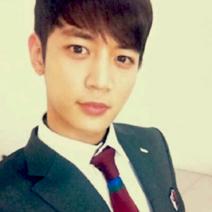 민호 교복 셀카 사슴 눈망울 