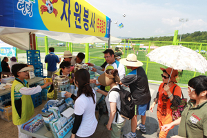 영덕군 자원봉사센터는 영덕에서 열리는 추계한국중등축구연맹전을 찾아 음료 무료제공 및 볼스텝 봉사활동을 펼치고 있다. 영덕군 제공