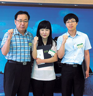 ▲2012년도 경북도 공무원 정보지식인 대회 기관부문 최우수상을 수상한 칠곡군 대표들이 파이팅을 외치고 있다. 왼쪽부터 정창호·조지은·배영태씨.