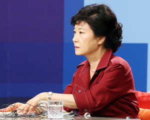 새누리당 대선 경선 주자인 박근혜 후보가 17일 서울 목동 SBS에서 열린 새누리당 대선후보 초청 토론회에서 시작을 기다리고 있다. 연합뉴스