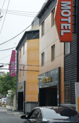 젊은이들이 많이 다니는 동성로에 위치한 한 모텔.