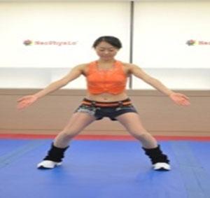 무릎을 약간 구부리고 양 엄지발가락과 배꼽 아래 단전을 꼭지점으로 하는 삼각형을 만든다. 이때 삼각형이 바깥으로 벌어지거나 안으로 오므라들면 안 되며, 엄지발가락에 힘을 주어 견고한 삼각형 구조를 만들어야 한다. 발목과 무릎으로 반동을 주면서 어깨와 팔은 힘을 빼고 순차적으로 마치 버드나무 가지가 바람에 흔들리듯 위로 크게 뻗어보자. 이 동작을 반복한다.