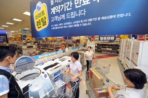 불황으로 가전제품 등 고가 제품을 중심으로 중고거래가 활성화되고 렌털서비스 이용자들이 늘고 있다. 이마트 제공
