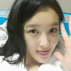 강민경 침대 셀카 