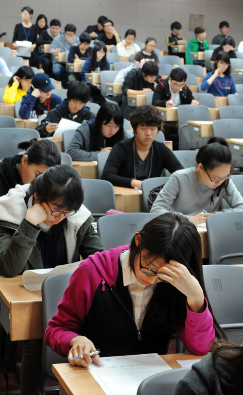 수도권 대학의 경우 대학별고사(논술, 적성검사) 전형이 큰 비중을 차지하고 있는 반면 지역 대학들 대부분은 학생부 중심 전형을 택하고 있는 상황에서 경북대 AAT 전형은 내신 성적이 다소 떨어지는 학생들이 충분히 도전해볼 만한 전형이다. 지난해 경북대 AAT 전형에 응시해 시험을 치르고 있는 학생들. 매일신문 자료사진