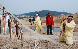 지난해 열린 낙동강 누치잡이 전통 천렵 시연회. 엄재진기자
