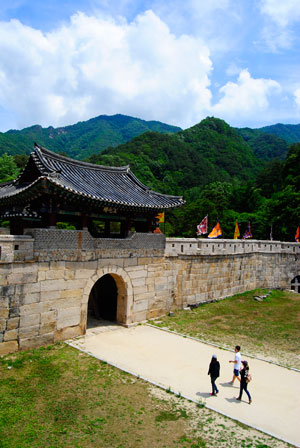 문경을 찾는 관광객들은 마성면 진남역의 철로자전거를 타면서 주변의 경치를 즐긴다. 철로는 영강과 도로와 평행하게 이어진다.