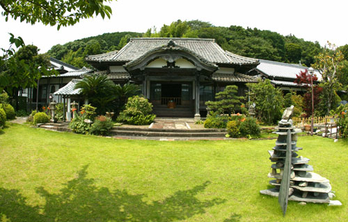 대마도 이즈하라항구가 내려다보이는 산 중턱에 있는 세이산지(西山寺). 사명대사가 일본의 동향을 살피기 위해 사절단을 이끌고 탐적사로 이 절에 도착. 본토 입도 허가가 있기까지 3개월을 머문 사찰이다. 이후 조선통신사들이 파견되면 이 절에 머물렀다.