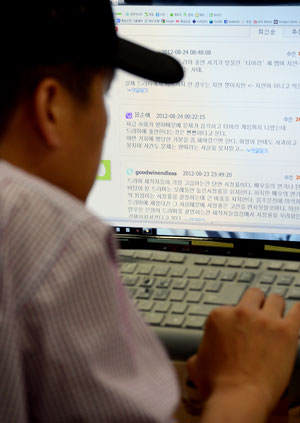 이용자 수가 10만 명 이상인 인터넷 게시판에 글을 올릴 때 반드시 실명 인증을 해야 하는 