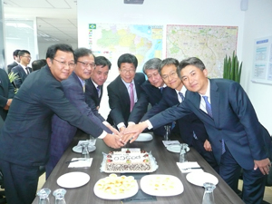 포스코ICT 허남석(중간) 대표와 간부들이 현지법인을 축하하며 힘찬 도약을 다짐하고 있다.포스코ICT 제공