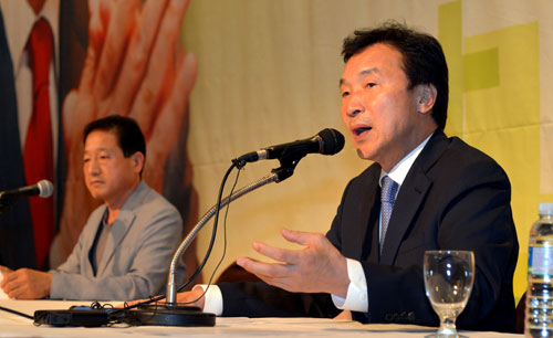 손학규 민주통합당 대선 경선 후보가 24일 오후 체인지대구 주관으로 대구 한 호텔에서 열린 정책토크에서 지지자들과 대화를 나누고 있다. 김태형기자 thkim21@msnet.co.kr