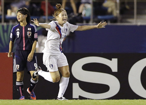 전은하가 U-20 여자월드컵 일본과의 8강전에서 전반 15분, 골을 터뜨린 후 환호하고 있다. AP연합뉴스