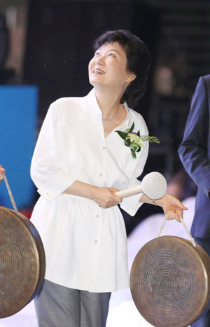 새누리당 박근혜 대선 후보가 30일 오후 서울 올림픽 체조경기장에서 열린 한국문화원연합회 창립 50주년 기념행사에서 참석자들과 함께 징을 친 후 개막을 알리는 축포를 바라보고 있다. 연합뉴스