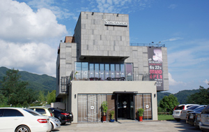 팔공산 순환도로의 풍경을 바꾸고 있는 또 다른 주체는 커피숍이다. 공산파출소~파계사삼거리로 이어지는 도로변에 자리 잡은 커피전문점 