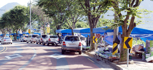 파계사삼거리에서 동화사로 이어지는 도로변에도 노점들이 줄지어 있다. 신용2동 주민들이 운영하는 노점들. 신무동 주민들이 운영하는 노점들.