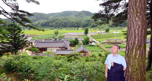 내 고향은 안동시 도산면 온혜리. 나의 18대조 노송정(퇴계 이황의 조부)이 이곳에 입향한 후 진성 이씨가 대대로 살고 있는 집성촌이다. 들판이 협소해 가난한 마을이지만 오히려 그 때문에 글공부에 매진했던 조상들이 여러 관직에서 이름을 낸 자랑스런 동네다. 김태형기자 thkim21@msnet.co.kr