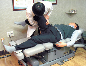 추나요법은 어느 관절의 문제가 통증을 일으켰는지 찾아서 시술하는 한방의 교정요법이다.