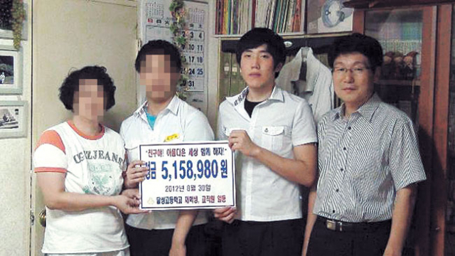 ▲지난달 30일 달성고 학생회가 성금을 모아 가정 형편이 어려운 1학년 박모 군 가족(왼쪽 두 명)에게 전달하고 있다. 달성고 제공