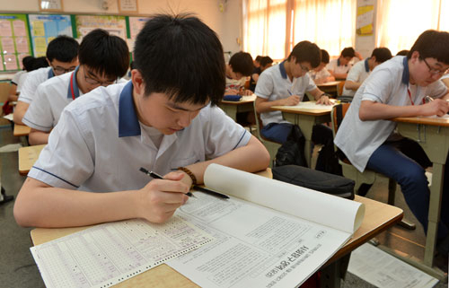 한국교육과정평가원이 출제하는 2013학년도 대입수능 9월 모의평가가 4일 치러졌다. 이번 시험은 대입 지원, 학습 전략을 짜는 데 가장 중요한 요소. 수능시험이 두 달여 앞으로 다가온 가운데 수험생들은 이번 평가의 결과를 바탕으로 대입 준비 과정을 재점검해야 한다. 사진은 올 6월 모의평가를 치르고 있는 학생들 모습. 매일신문 자료사진