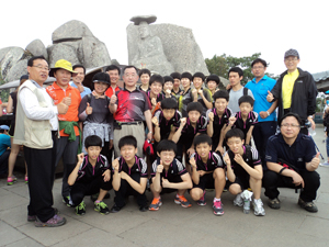 상서고 탁구부 선수단 10여 명이 2일 갓바위를 찾아 올 대구 전국체전의 필승을 다짐했다. 상서고 제공