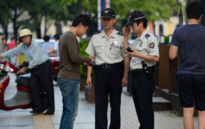 3일 대구 수성구 범어네거리에서 경찰관이 한 시민을 불심검문을 하고 있다. 경찰은 이날부터 방범 비상령을 선포하고 불심검문을 부활하는 등 다음 달 3일까지 성폭력 등 강력 범죄 예방을 위한 총력 대응 체계에 돌입한다. 우태욱기자 woo@msnet.co.kr