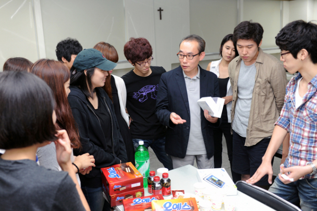 디자인그룹 (주)A＆D의 박종회 대표가 삼성전자의 갤럭시탭 패키지디자인에 대해 학생들과 이야기를 나누고 있다.