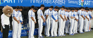 대구시민야구장에서 열린 삼성-LG전에 앞서 삼성 선수들이 고(故) 장효조 전 감독 1주년 추모를 기리는 묵념을 하고 있다. 삼성 라이온즈 제공