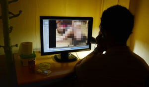 5일 오후 대구시내 한 성인PC방. 1인 1실의 좁은 칸막이로 된 방에서 기자가 인터넷에 접속하자 강간, 변태적 성행위 등 다양한 종류의 음란 동영상이 셀 수 없을 만큼 저장돼 있었다. 김태형기자 thkim21@msnet.co.kr