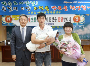 박승호 포항시장이 6일 오천읍을 방문, 5만 번째 읍민이 된 고경환 씨 가족을 축하하고 있다. 포항시 제공