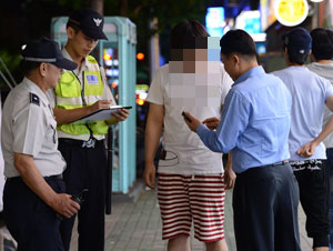 대구시 전 지역에서 일제 검문검색이 실시된 6일 오후 수성구 범어동 상가 밀집 지역에서 경찰들이 불심검문을 하고 있다. 정운철기자 woon@msnet.co.kr