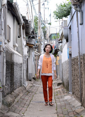고향을 생각하면 골목길이 떠오른다. 도심 속 오솔길, 추억 가득한 도심의 골목, 나는 골목길과 즐겁게 이야기하며 함께 걷고 있습니다. (필자의 시집 