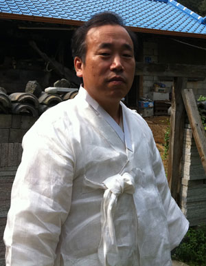 7일 석방된 배익기 씨가 자신이 구속될 당시 입었던 흰 두루마기 한복을 입은 채 자택 앞에서 그간의 심경을 밝히고 있다.