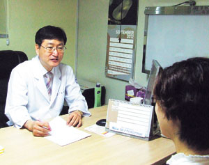 간단한 혈액검사를 통해 폐경기를 예측할 수 있게 됐다. 여성의 난소 능력을 반영하는 항뮐러관 호르몬의 혈액 중 수치를 측정해 폐경 유무뿐 아니라 고령 임신 가능성도 확인할 수 있다.