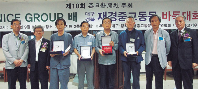 ▲왼쪽부터 정인열 매일신문사 서울지사장, 윤종섭 대회 심판위원장, 대륜중고·문경중 단체전 A·B 우승팀 대표, 유병우