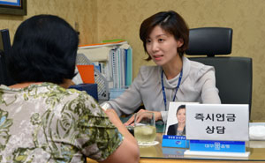 즉시연금이 노후 재테크 상품으로 인기를 끌고 있다. 특히 내년부터 세제개편안이 적용되면 비과세 혜택이 줄어들기 때문에 즉시연금에 가입하려는 사람들이 줄을 잇고 있다. 김태형기자 thkim21@msnet.co.kr