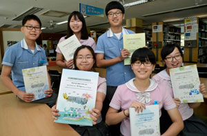 대진중 이정현, 서아현, 진동훈(뒷줄 왼쪽부터), 김정은, 이수정, 박수빈(앞줄 왼쪽부터) 학생과 각각의 창의적체험활동 기록을 담아 엮은 책들. 우태욱기자 woo@msnet.co.kr