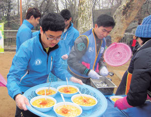 경북공고 봉사동아리 학생들이 달성공원을 찾아 노인들을 위한 무료 급식 봉사에 나서고 있다. 경북공고 제공