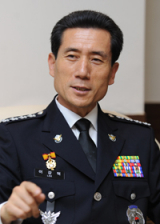 이강덕 해양경찰청장은 7일 포항을 초도 순시한 자리에서 독도와 울릉도 등 동해안의 중요성을 강조했다.