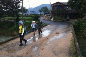 충북 삼송리마을에 있는 왕소나무를 보러온 관광객들이 경계다리를 건너 상주 화북면 입석리 마을로 진입하고 있다.